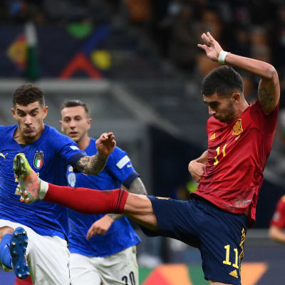 Italien och Spanien kämpar om bollen i Nations League-semifinalen på San Siro.