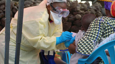 Ett barn vaccineras mot ebola i Goma, Kongo 7.8.2019.