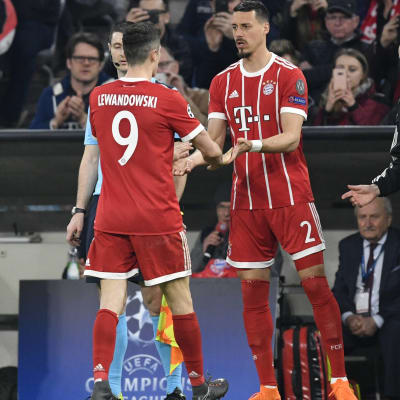 Sandro Wagner ersätter Robert Lewandowski i en fotbollsmatch.