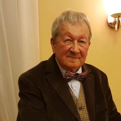 Författaren Bo Lönnqvist presenterar sin bok "Dockskåpets hemlighet".