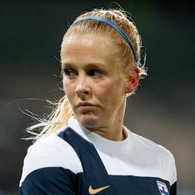 Adelina Engman tittar bekymra åt sidan.