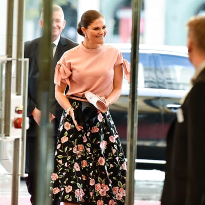 Kruununprinsessa Victoria saapumassa Kansallisoopperaan.
