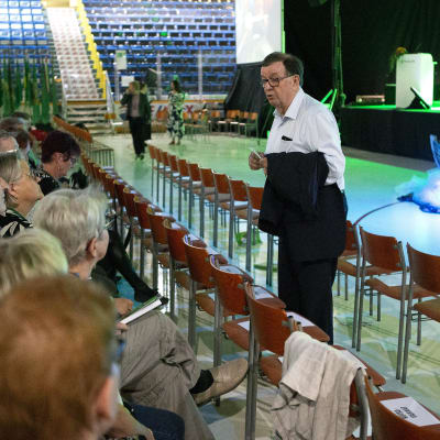 Paavo Väyrynen talar med partimötesdelegater