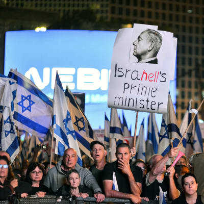 Demonstranter som kritiserar premiärminister Benjamin Netanyahu i Tel Aviv.