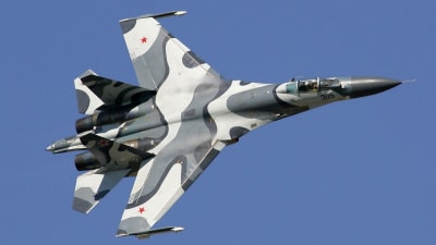 Sukhoi Su-27 i luften, planet är ett attack- och bombflygplan byggt i Ryssland.