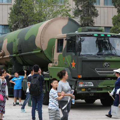 Pitkän matkan ydinohjus DF-31 oli kesällä 2017 näytillä Kiinan sotamuseossa.