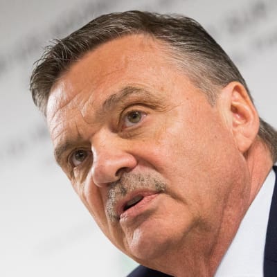 René Fasel ser sammanbiten ut.