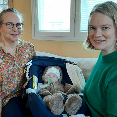 Terveydenhoitaja Irmeli Pitkämäki (vas.) ja Raita Virranniemi poikansa Ilmarin kanssa.