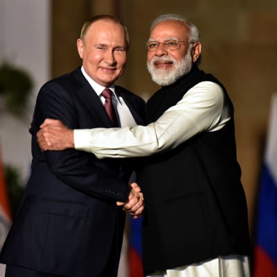 Intian pääministeri Narendra Modi kättelee Venäjän presidenttiä Vladimir Putinia 6. joulukuuta 2021 New Delhissä, Intiassa. 
