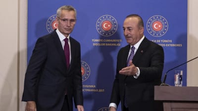 Natos generalsekreterare Jens Stoltenberg och Turkiets utrikesminister Mevlüt Çavuşoğlu i Isntabul den 3 november 2022.
