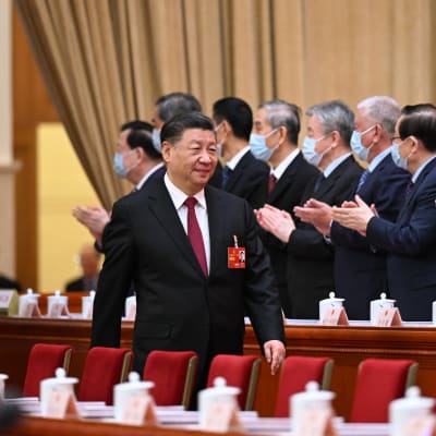 Xi Jinping kävelee taputtavien parlamentin jäsenten edustalla.