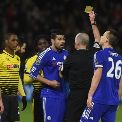 Diego Costa varnas av Mike Dean, Watford-Chelsea, januari 2016.