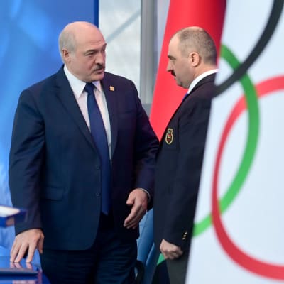 Viktor Lukašenka (oik.) siirtyi Valko-Venäjän olympiakomitean johtoon hänen isänsä, presidentti Aljaksandr Lukašenkan tilalle.