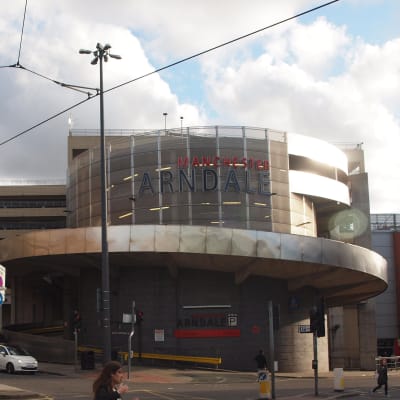 En bild på fasaden på Arndale Centre i Manchester.