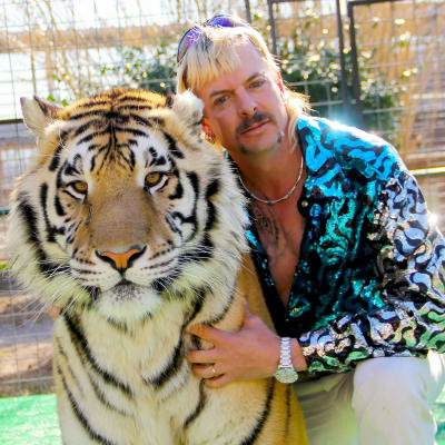 Joe Exotic poseeraa tiikerin kanssa.