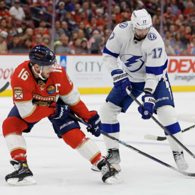 Aleksander Barkov och Alex Killorn kämpar om pucken.