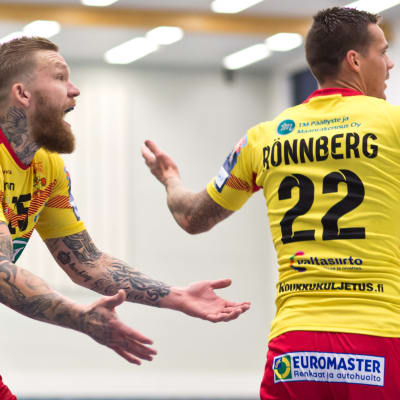 Teemu Tamminen och Nico Rönnberg från Cocks spelar i handbolsligan hösten 2018.