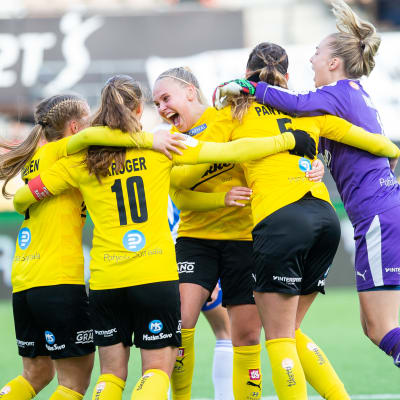 KuPS damer jublar efter ligaguld 2021.