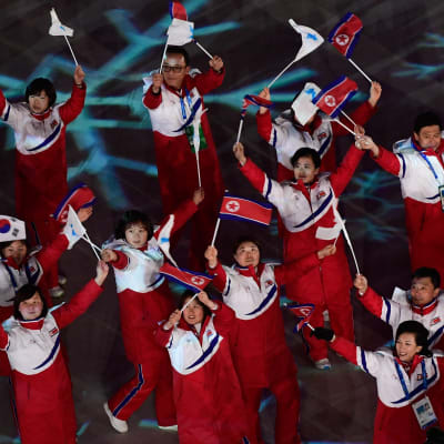 Pohjois-Korean urheilijoita Pyeongchangin talviolympialaisten avajaisissa.