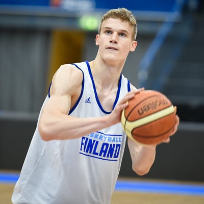 Lauri Markkanen under en träning med basketlandslaget.