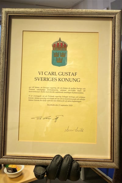 Tavla med svenska kungens utnämning till honorärkonsul.