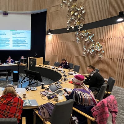 Saamelaiskäräjien täysistunto koolla Inarin Sajoksessa 29.11.2022.