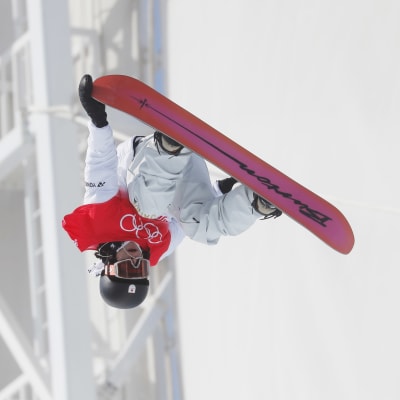 Ayumu Hirano är uppochner då han gör ett snowboardtrick i halfpipe.