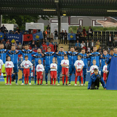 Kosovon pelaajat ennen maan ensimmäistä virallista maaottelua Färsaaria vastaan 3.6.2016.