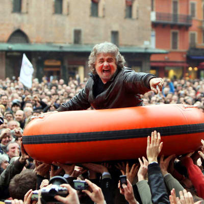 Poliittiseen korruptioon kyllästynyt Italia äänesti koomikko Beppe Grillon Movimento -liikkeen parlamenttiin äänivyöryllä.