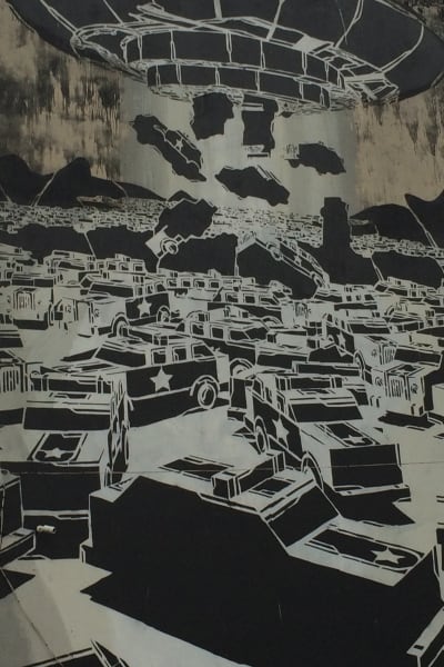 Graffiti av pansarfordon i svartvitt