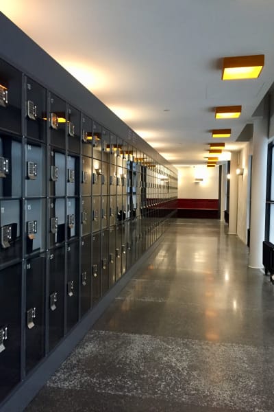 En korridor med förvaringsboxar.