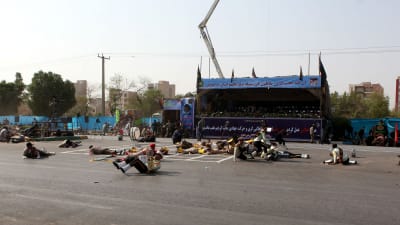 Sårade soldater låg kvar framför läktaren efter attacken mot militärparaden i Ahvaz, lördagen 22.9.