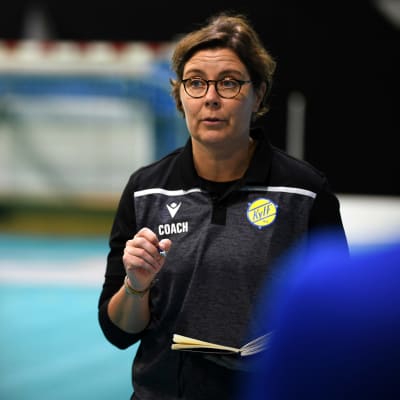 Birgitta Lindholm leder KyIF:s träningar, november 2020.