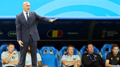 Roberto Martinez står vid bänken