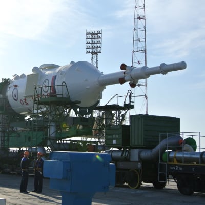 Sojuz MS-06 avaruusalus junavaunussa laukaisualustalla Baikonurin avaruuskeskuksessa.