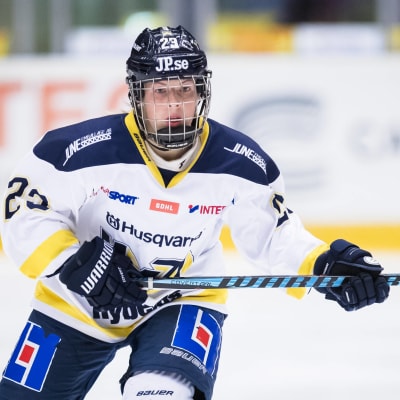 Sanni Hakala skrinnar iklädd hockeymundering.