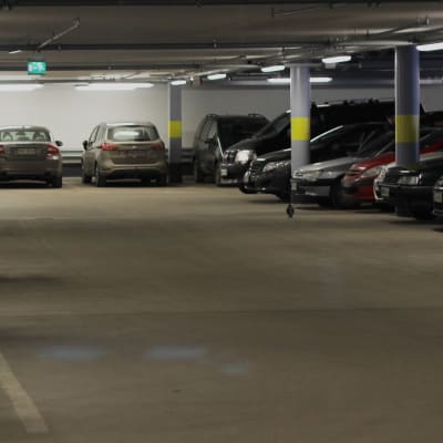 Bilar parkerade under jord.
