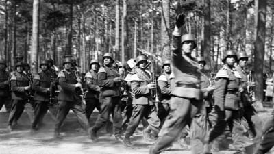 Den frivilliga bataljonens defilering. Fotograferat av militärtjänsteman Esko Suomela i Hangö 2.6 1943.