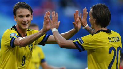 Albin Ekdal och Kristoffer Olsson firar en seger i gruppspelet.