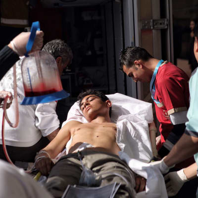 En skadad syrisk flykting tas in på sjukhuset i Kilis, gränsstaden som har utsatts för så gott som dagliga raketattacker från Syrien