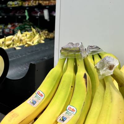 Bananer intill en våg i en matbutik.