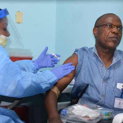 Arkivbild från 3 februari 2015 där läkaren Francis Kateh frivilligt deltar som testperson av ebolavaccinet.