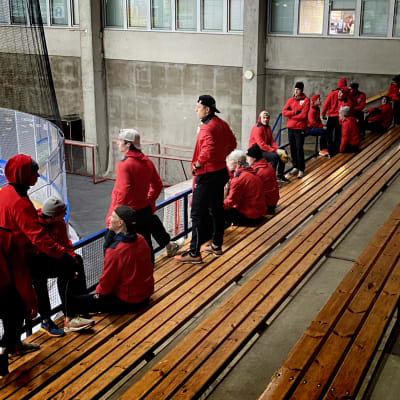 Heinolan Peliittojen joukkue tekee porrastreeniä Heinolan jäähallin katsomossa.