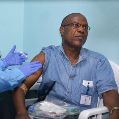 Arkivbild från 3 februari 2015 där läkaren Francis Kateh frivilligt deltar som testperson av ebolavaccinet.