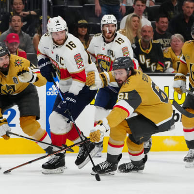 Aleksander Barkov bevakas av två Vegas-spelare.