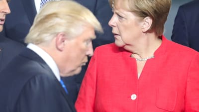 Frankrikes president Emmanuel Macron och Tysklands förbundskansler Angela Merkel är kritiska i ett gemensamt uttalande med Italien