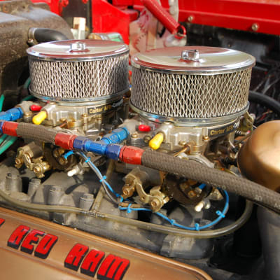 En V8-motor med dubbla förgasare