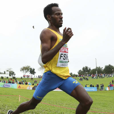 Robel Fsiha löper framför konkurrenter.