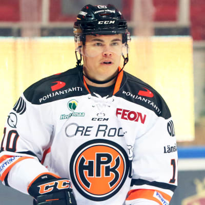 Ville Koistinen spelar ishockey.