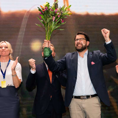 Sverigedemokraternas ledare Jimmie Åkesson firar valframgången på sven under valvakan 11 september med en blombukett i handen. 